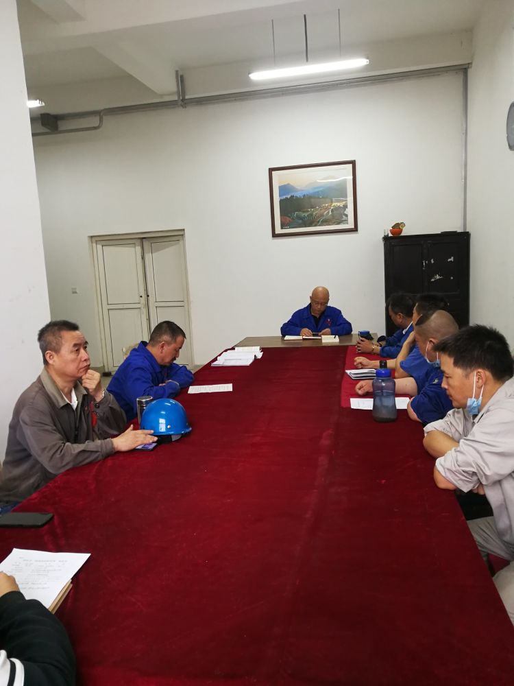 機(jī)加裝配黨支部召開(kāi)全體黨員大會(huì)，組織主題教育學(xué)習(xí)。