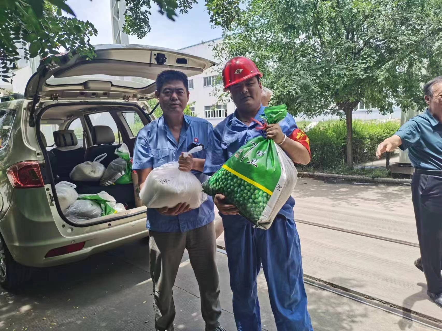 給一線(xiàn)生產(chǎn)車(chē)間和工地職工購(gòu)買(mǎi)了一批白糖、綠豆等防暑降溫品送到了車(chē)間工地